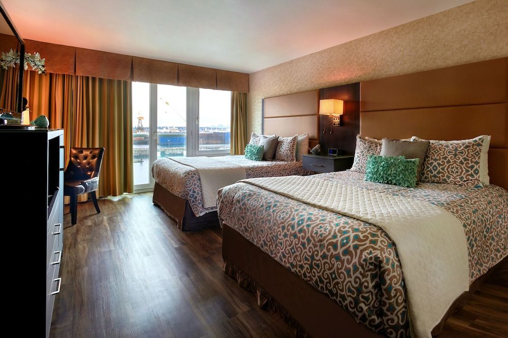 Lonsdale Quay Hotel Executive Room, 2 Queen Beds 2