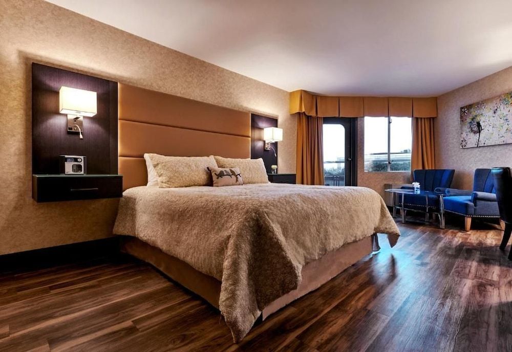 Lonsdale Quay Hotel Executive Room, 1 King Bed 4