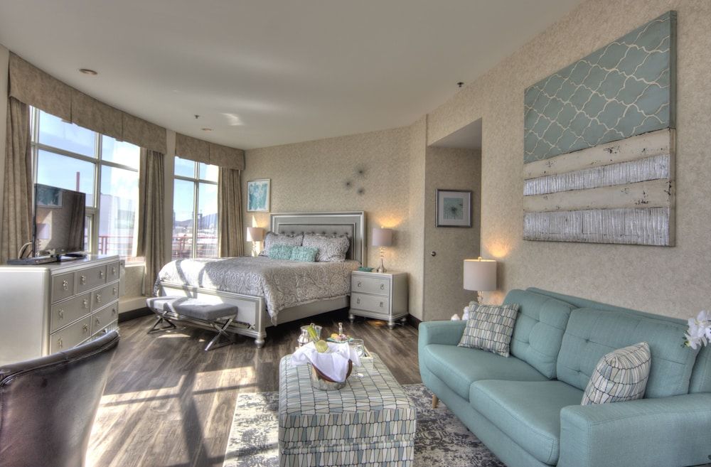Waterfront Panoramic Suite, 1 King Bed, Wrap-around Balcony, Ocean View