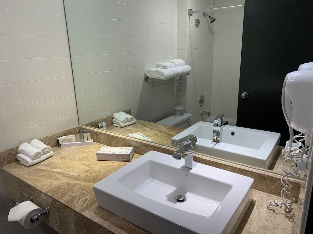 Lonsdale Quay Hotel Executive Room, 2 Queen Beds 5