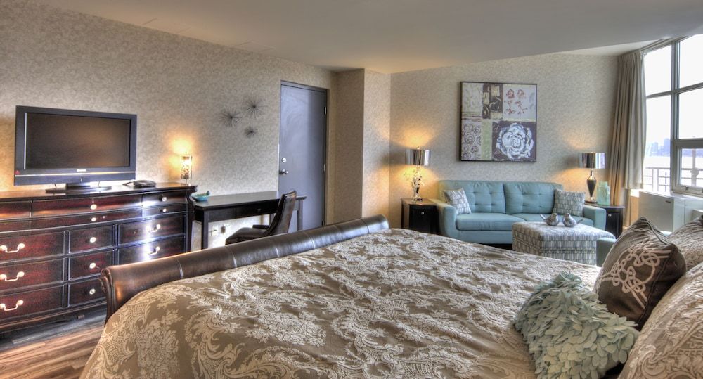 Lonsdale Quay Hotel Executive Room, 1 King Bed 2