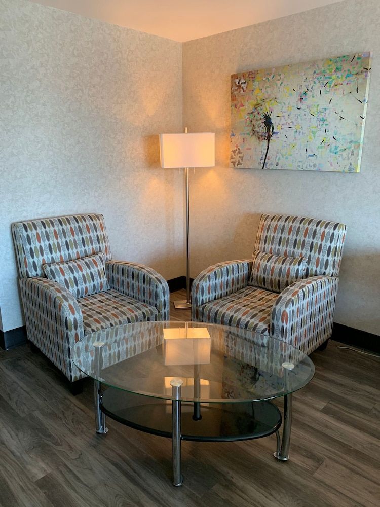 Lonsdale Quay Hotel Executive Room, 1 King Bed 3