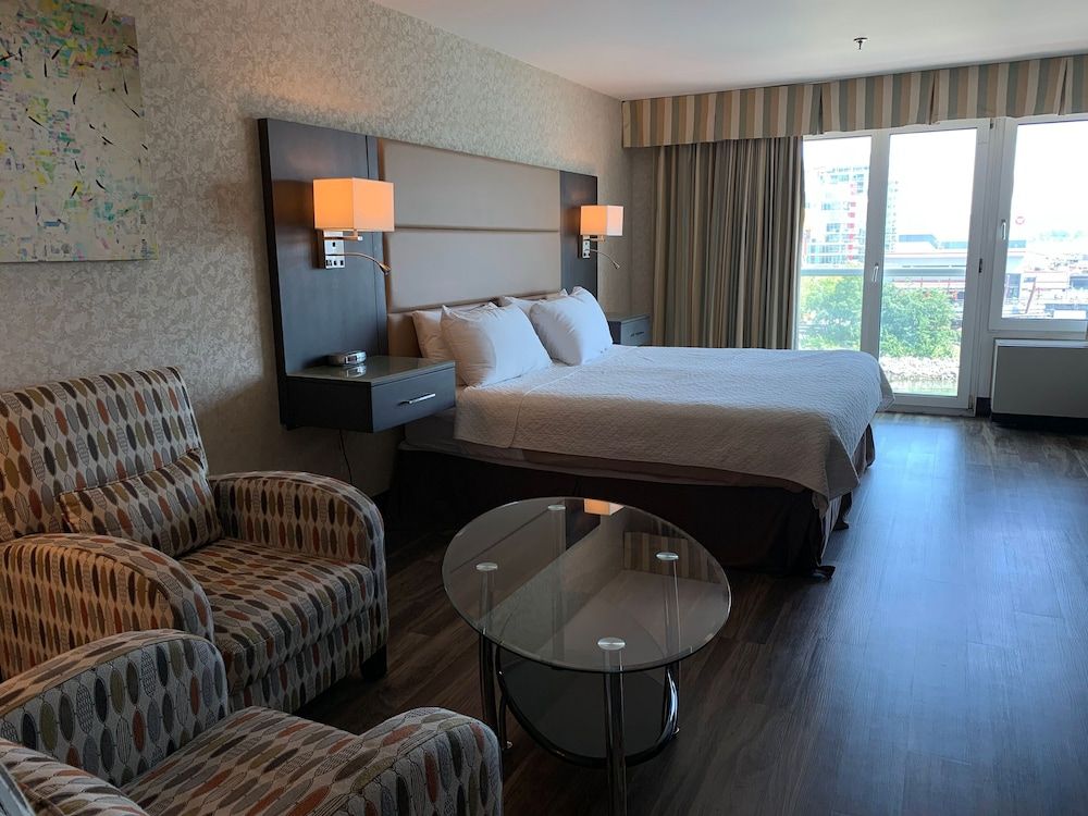 Lonsdale Quay Hotel Executive Room, 1 King Bed 5