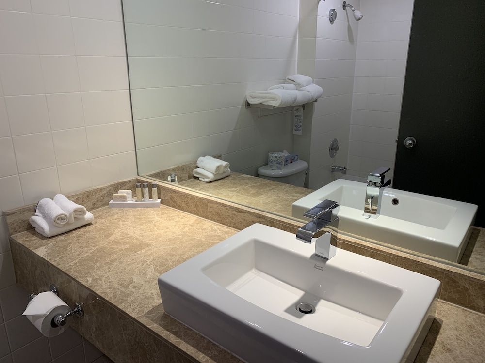 Lonsdale Quay Hotel Standard Room, 1 Queen Bed 3