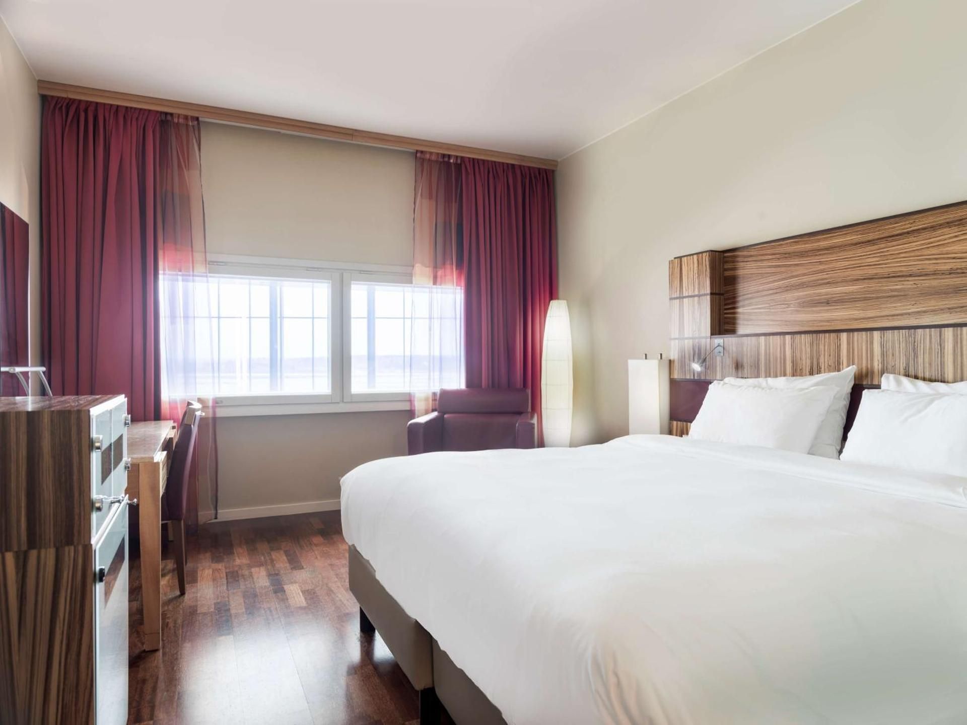 Superior Room - Runway View