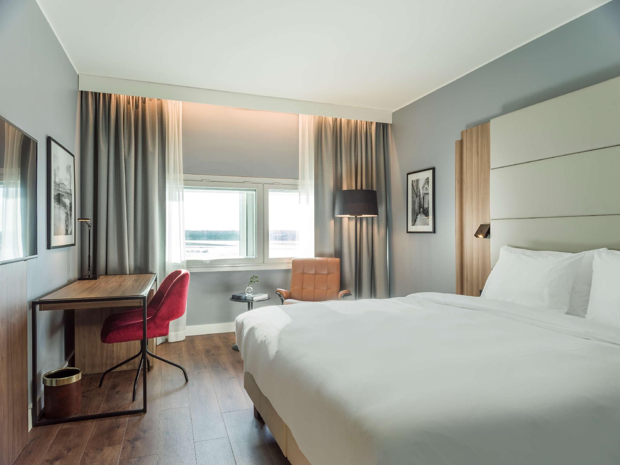 Superior Room - Runway View