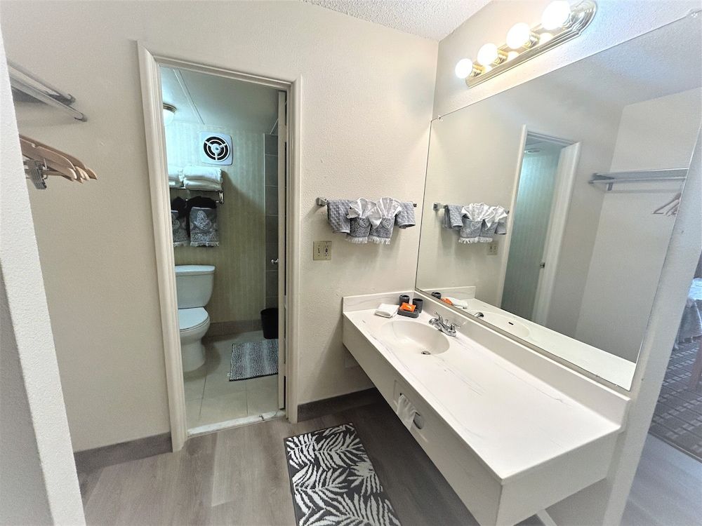 FairBridge Extended Stay – a Kitchenette Hotel Standard Room, 2 Queen Beds, Non Smoking, Kitchenette 4