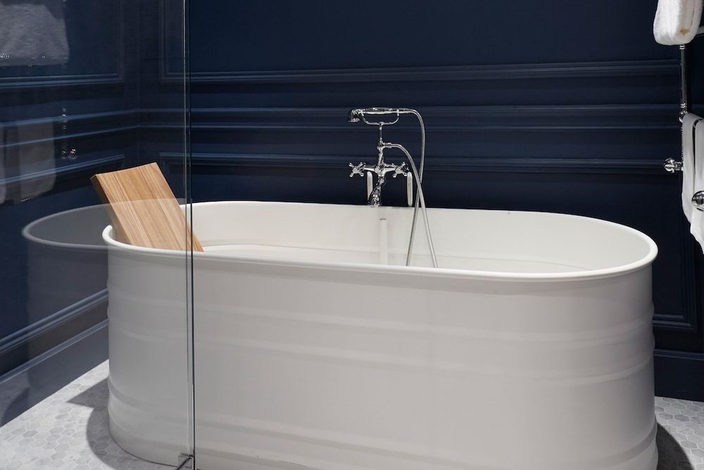 Deep Soaking Bathtub