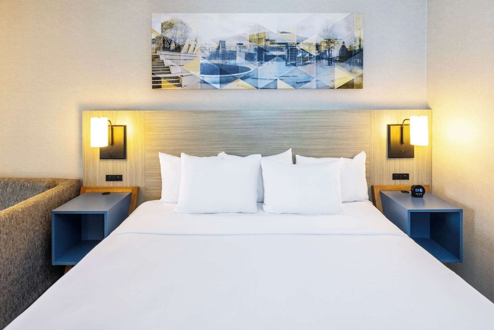 Room, 1 King Bed, Non Smoking (Upper Floor)