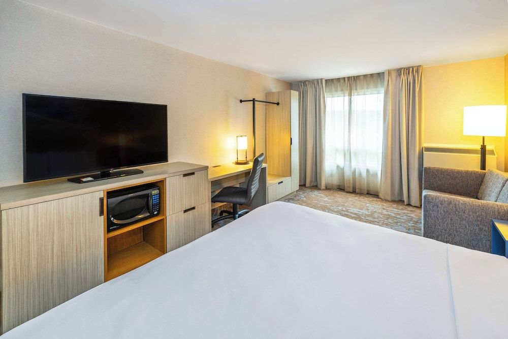 Room, 1 King Bed, Non Smoking (Upper Floor)