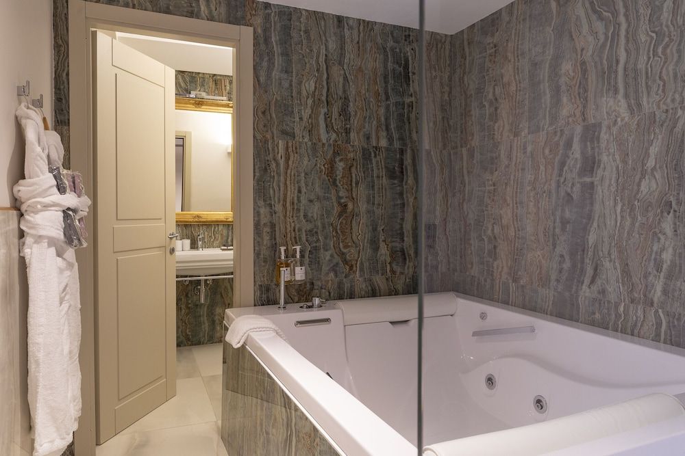 Palazzo dei Mercanti - Historical Residence Luxury Double Room, 1 Double Bed 10