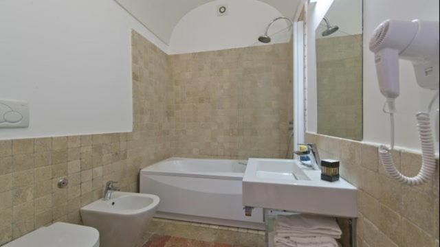 Deluxe Queen Suite