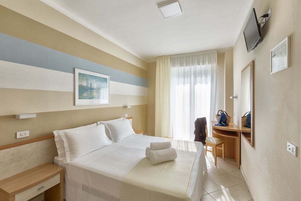 Double or Twin Room, Partial Sea View