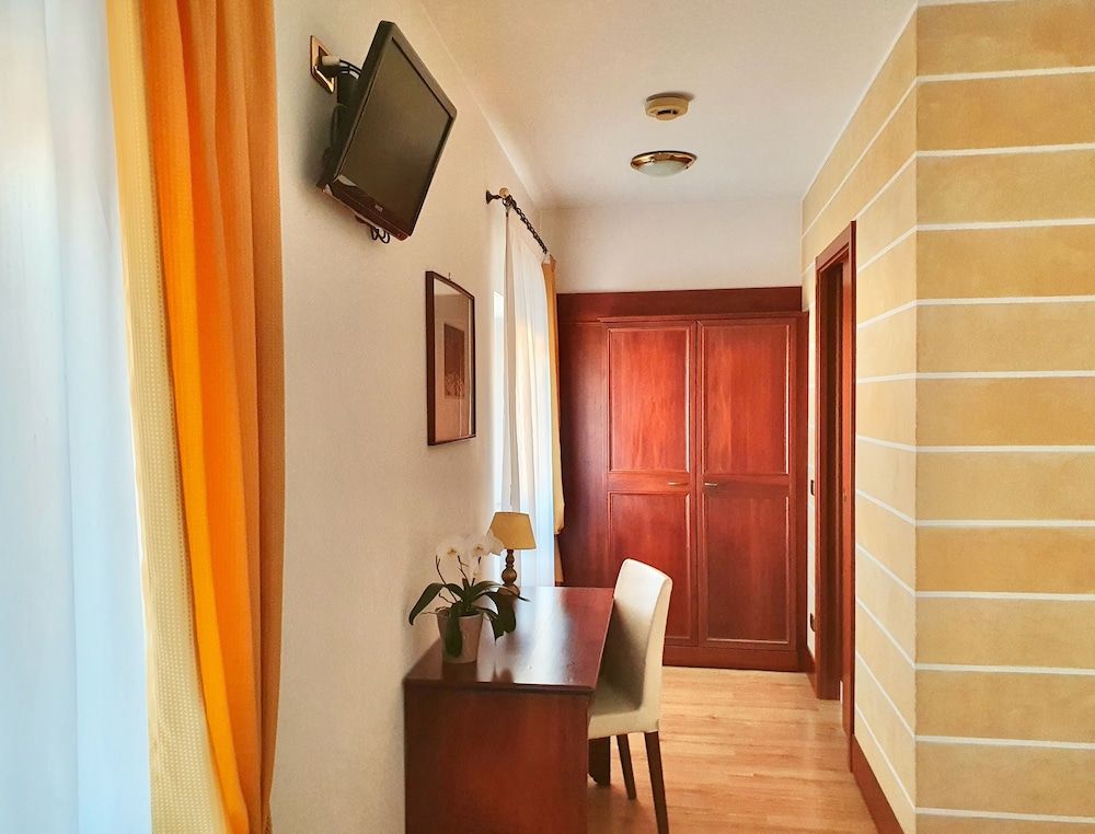 Hotel Aurora Double or Twin Room 14