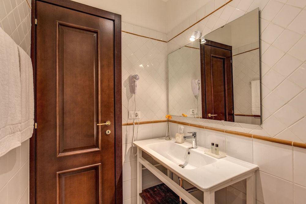 Piccolo Trevi Suites Double Room 4