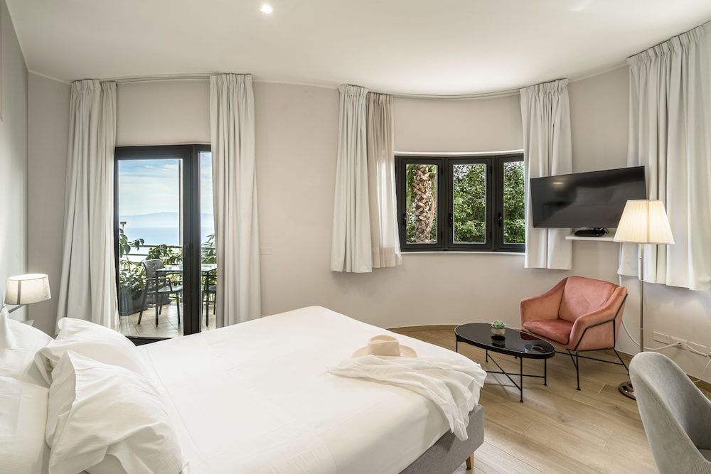 Taormina Palace Hotel Double Room, Partial Sea View 8