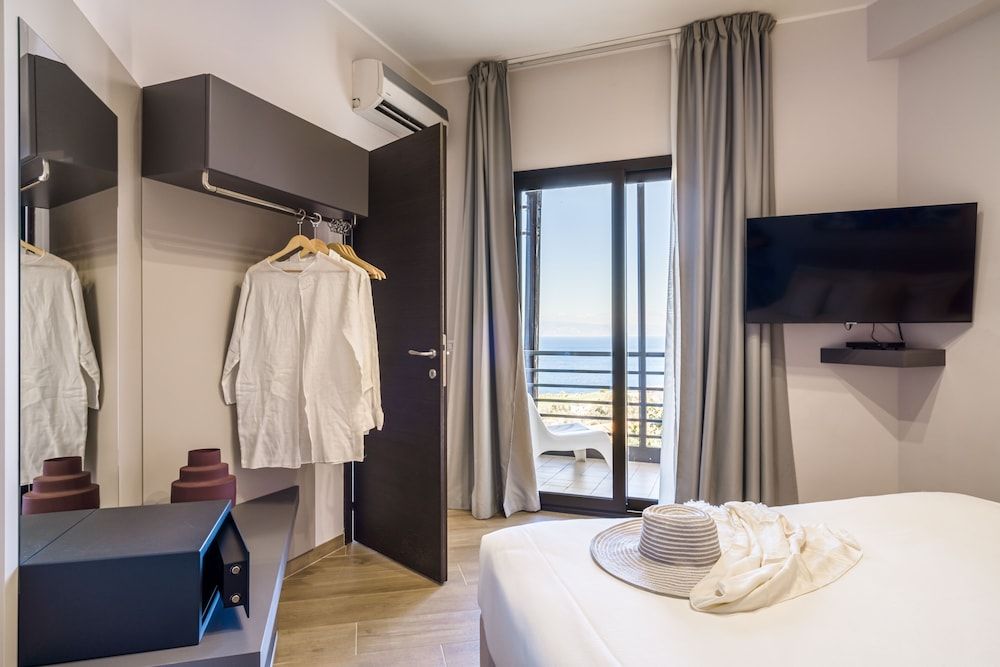 Taormina Palace Hotel Panoramic Quadruple Room 4