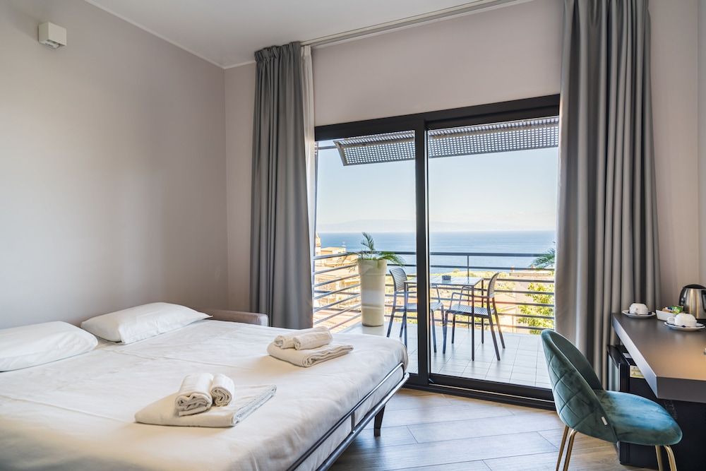 Taormina Palace Hotel Panoramic Quadruple Room 5