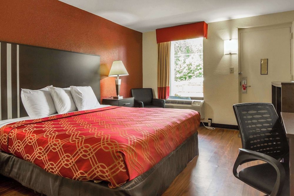 Econo Lodge Research Triangle Park Room, 1 King Bed, Non Smoking (Upgrade) 2