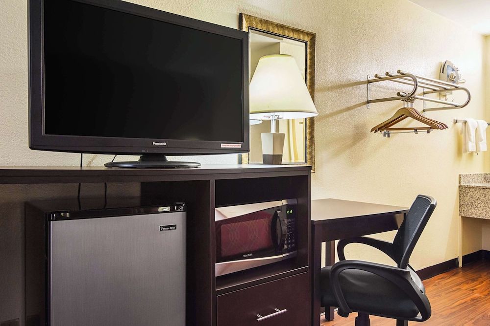 Econo Lodge Research Triangle Park Room, 1 King Bed, Non Smoking (Upgrade) 4