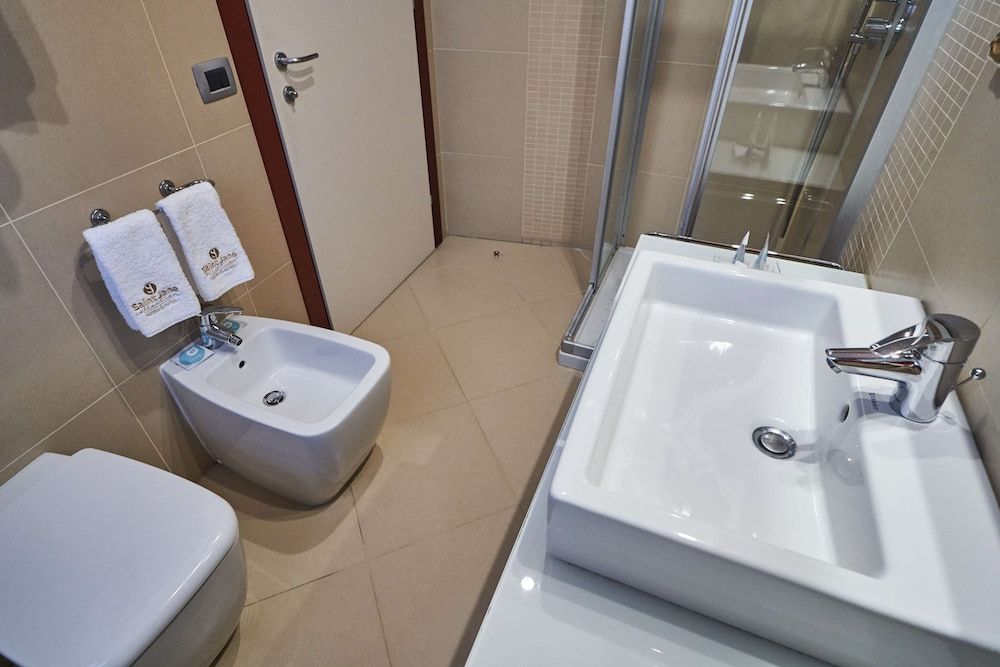 Hotel Centrale, BW Signature Collection Standard Room, 1 Queen Bed, Non Smoking (Converts to 2 Twin Beds) 6