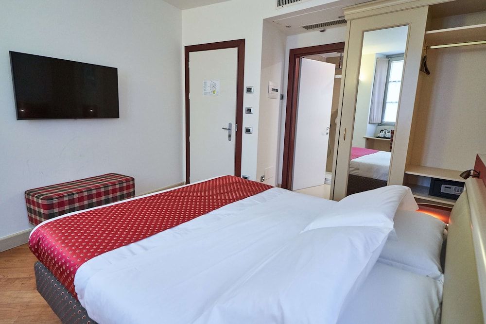 Hotel Centrale, BW Signature Collection Standard Room, 1 Queen Bed, Non Smoking (Converts to 2 Twin Beds) 3