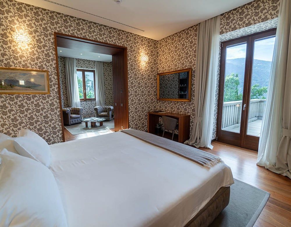 Executive Suite, Lake View (private terrace)