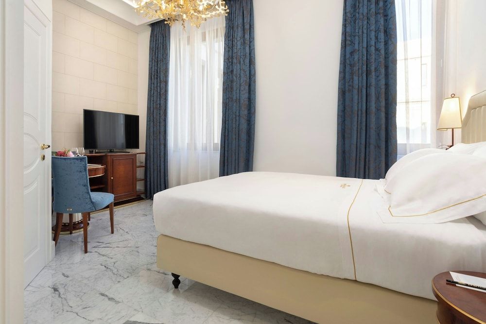 Room, 1 Queen Bed (No View)