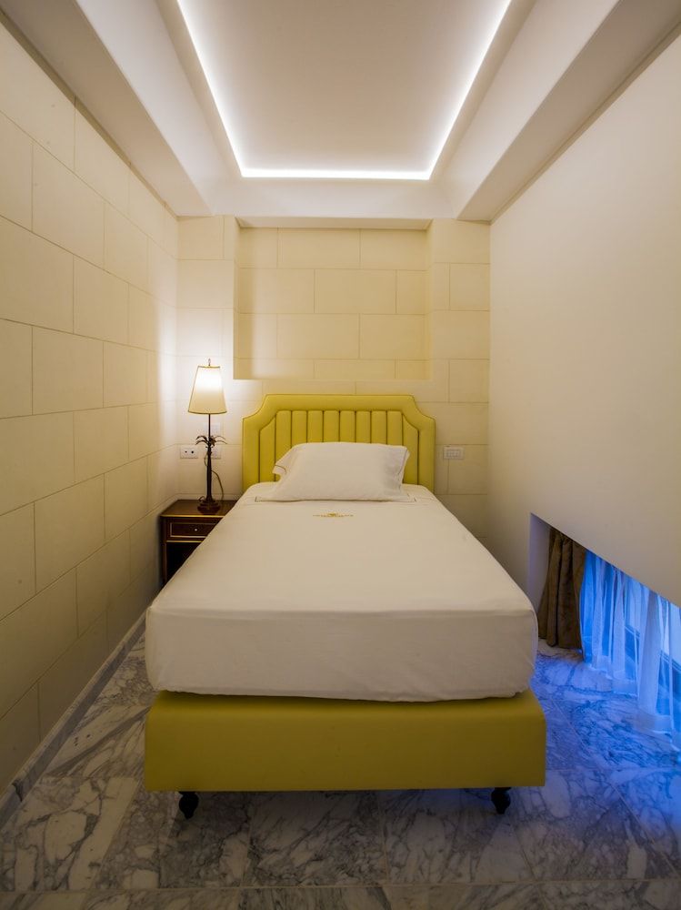 Room, 1 Queen Bed (No View)