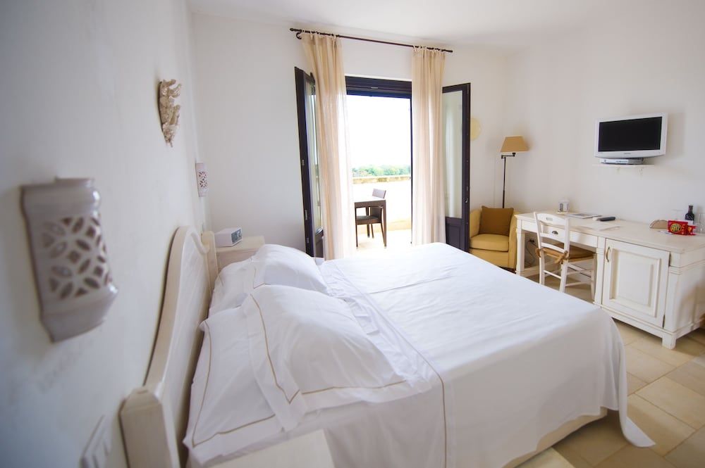 Deluxe Room (1 queen bed or 2 single beds)