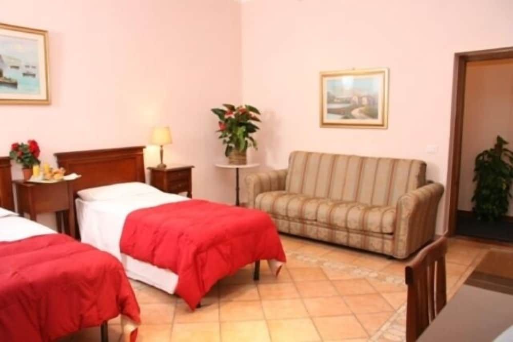 Gaudí Guesthouse Triple Room 5