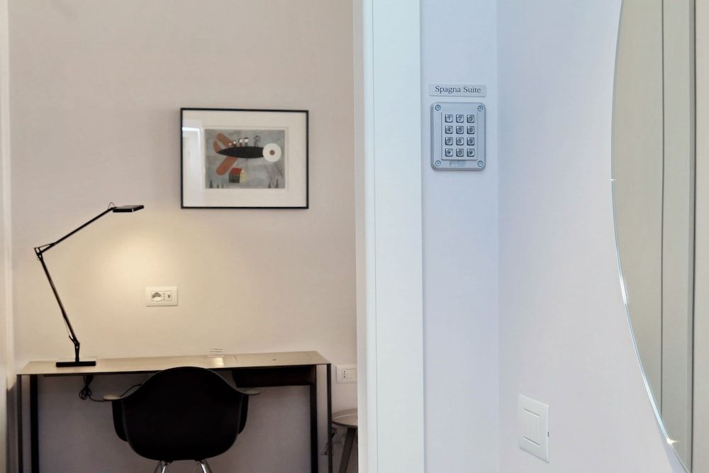 Propaganda Suites Deluxe Suite 16