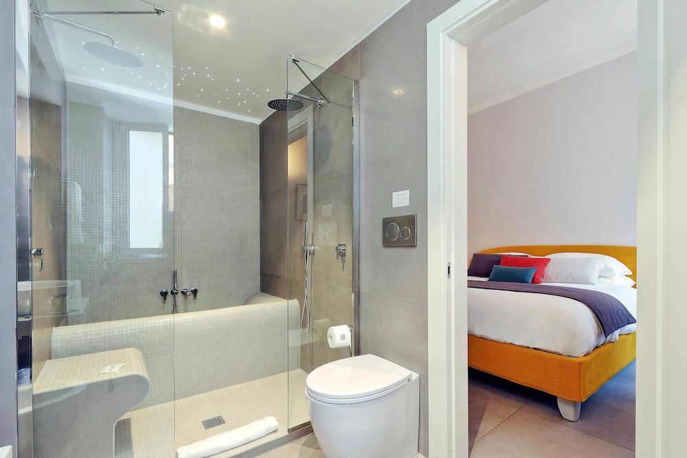 Propaganda Suites Deluxe Suite 8