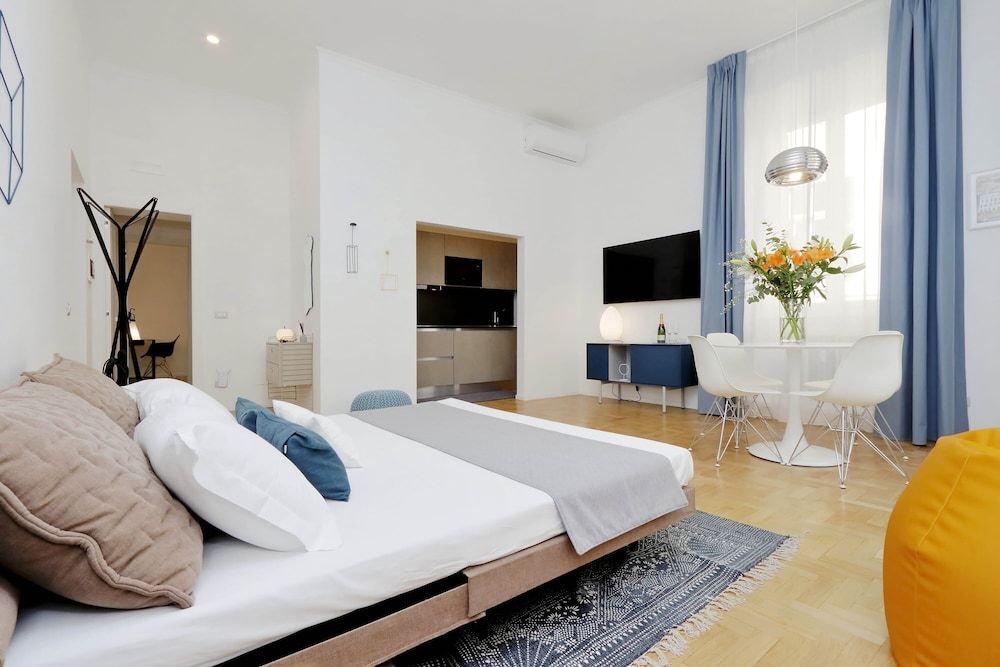 Propaganda Suites Superior Townhome 8