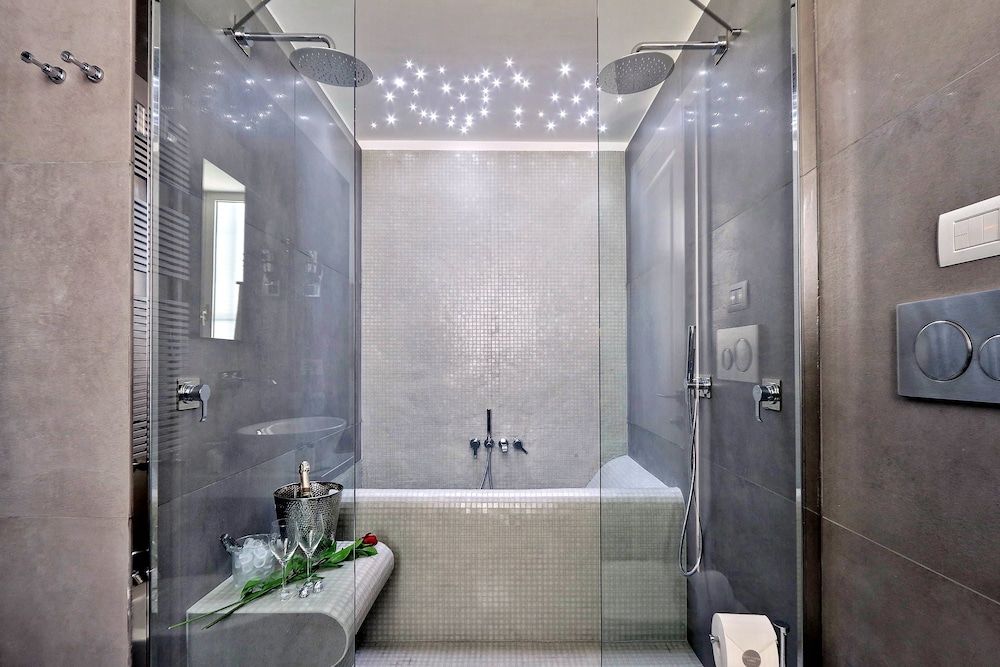 Propaganda Suites Deluxe Suite 7