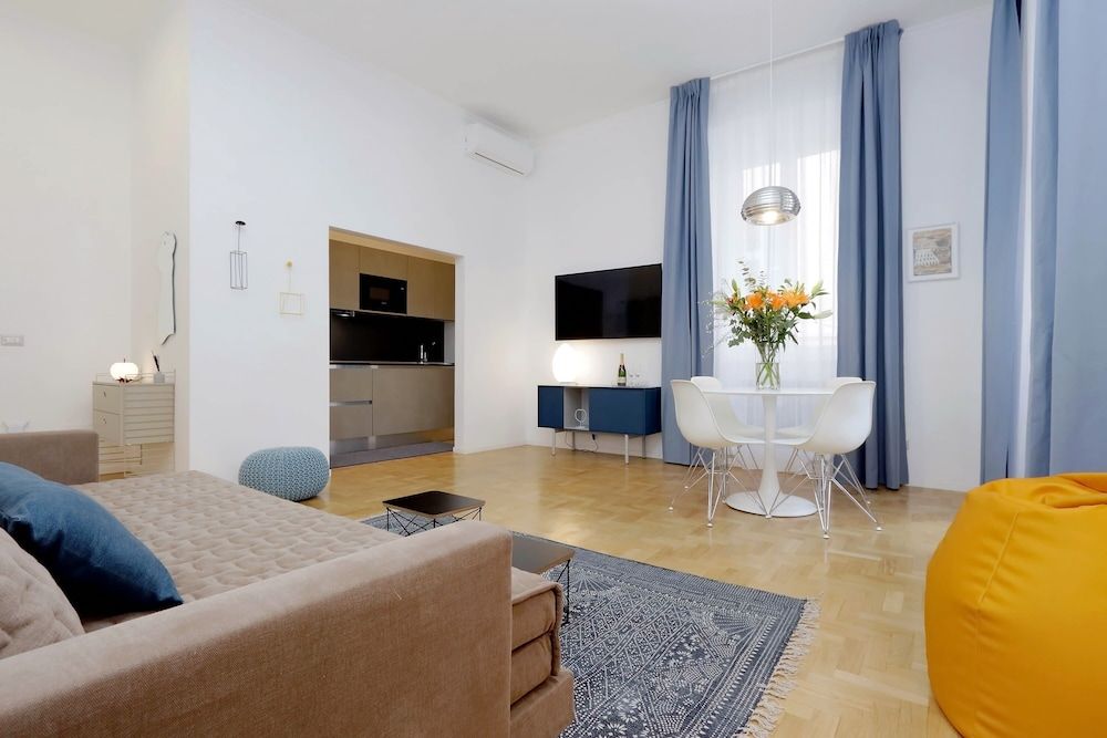 Propaganda Suites Superior Townhome 23