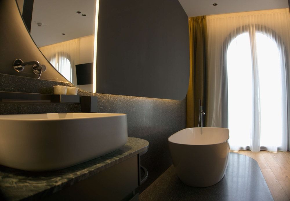 Hotel Ristorante Al Caminetto WorldHotels Crafted Adults Only Suite, 1 King Bed, Terrace, Lake View 6