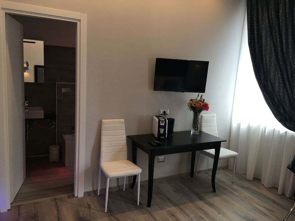 Roma Veneto Relais Junior Suite, Jetted Tub 5