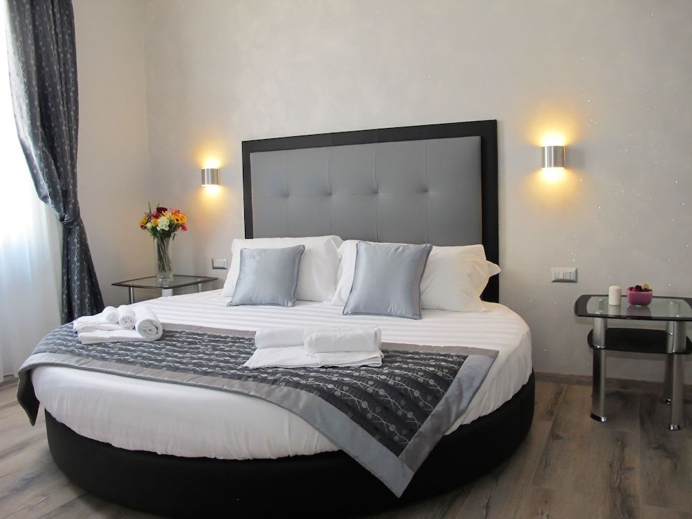 Roma Veneto Relais Junior Suite, Jetted Tub 2