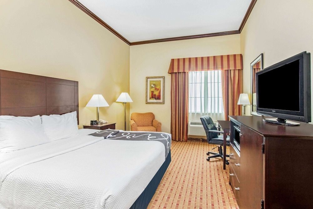 Room, 1 King Bed, Accessible, Non Smoking (Mobility/Hearing, Roll-In Shower)