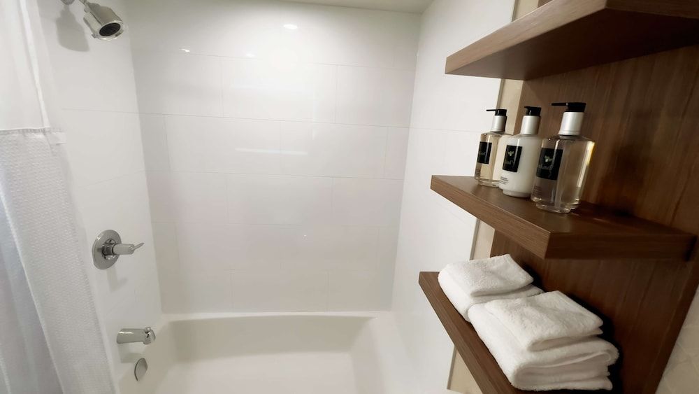 Coast Capri Hotel Room (Coast Two Queens) 4