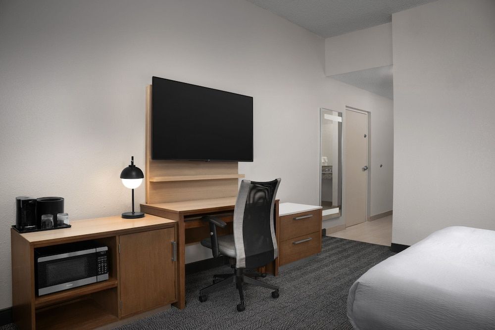 Courtyard by Marriott Orlando East/UCF Area Room, 1 King Bed, Non Smoking 9