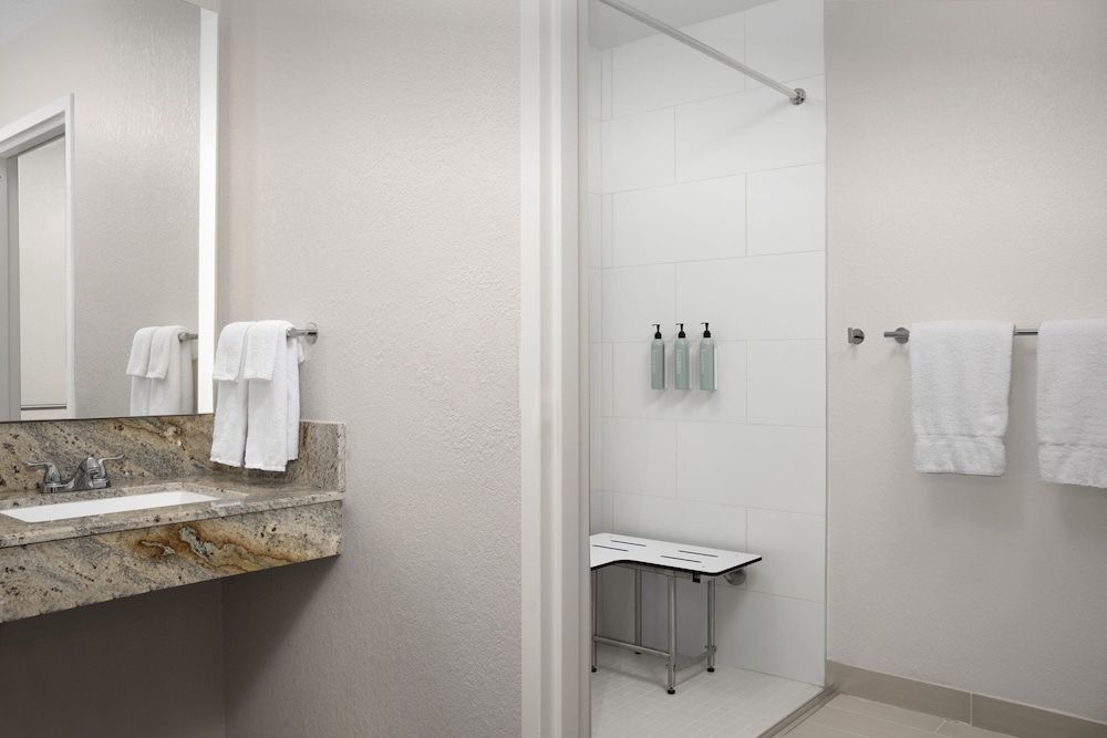 Courtyard by Marriott Orlando East/UCF Area Room, 1 King Bed, Non Smoking 7