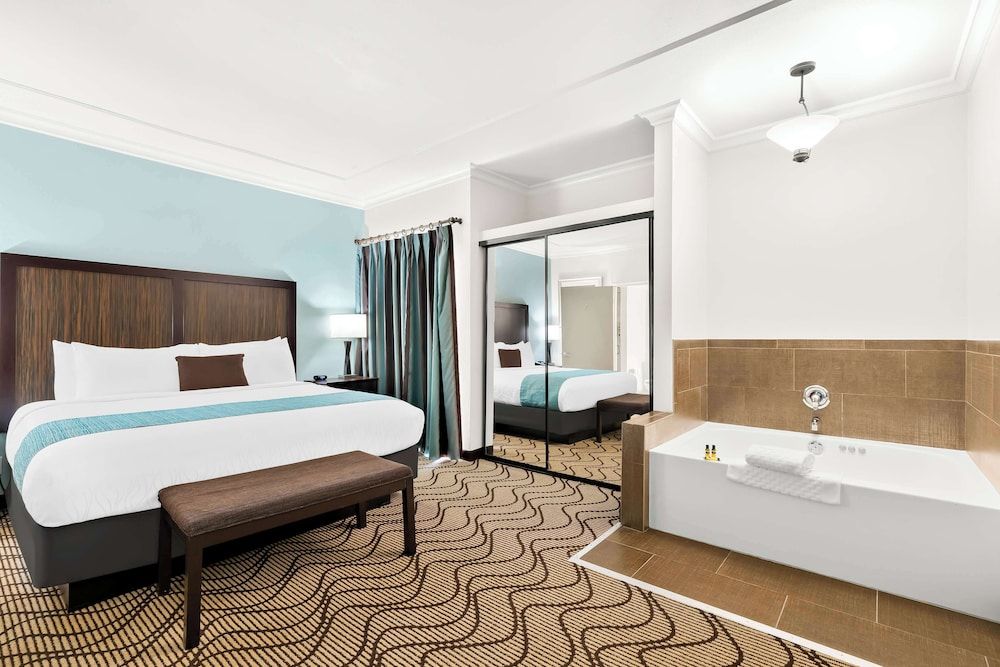 Suite, 1 King Bed, Jetted Tub, Corner