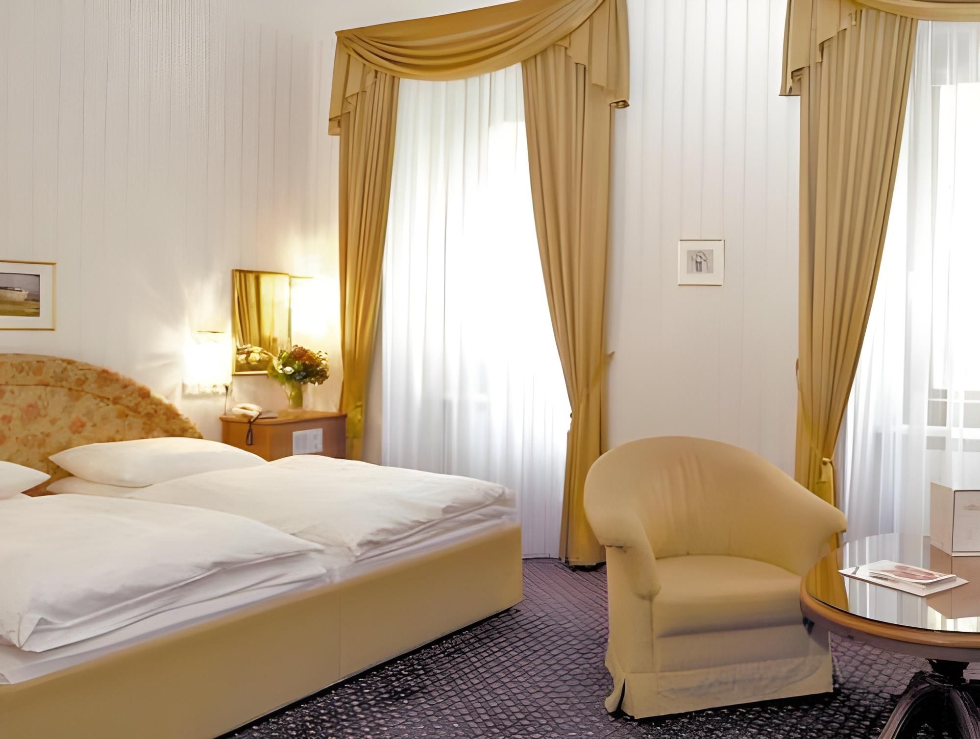 Parkhotel Graz - Traditional Luxury Standard Double Room 8