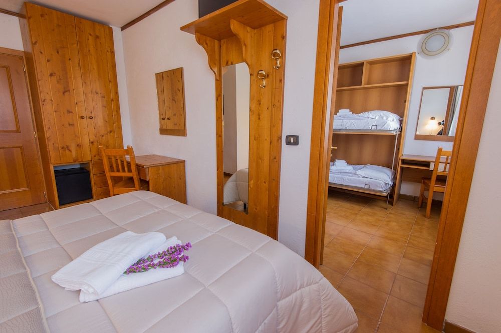 Hotel Iris Quadruple Room 3