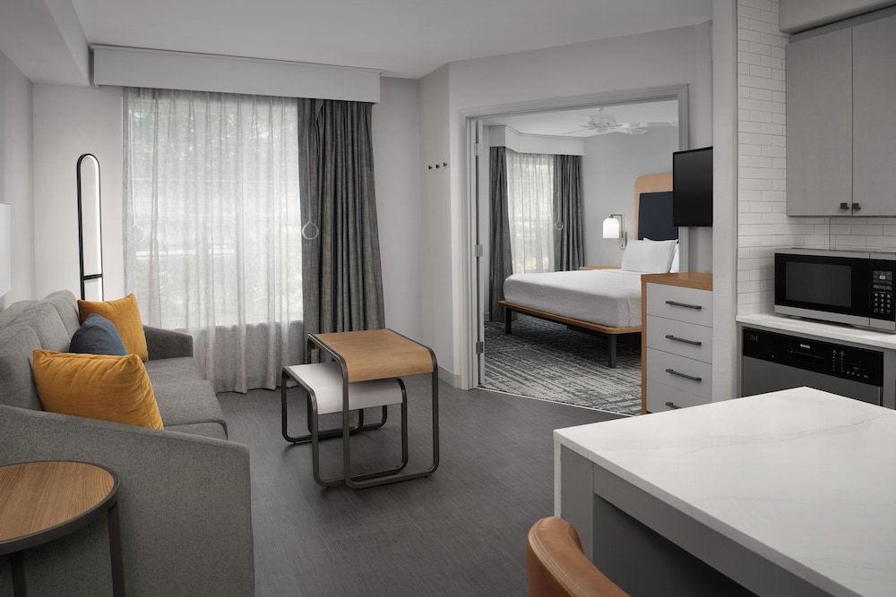1 King Accessible Suite, Roll-in Shower