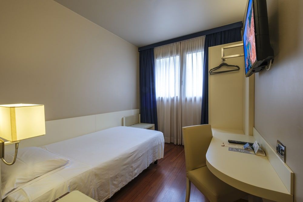 Hotel Touring Single Room 5