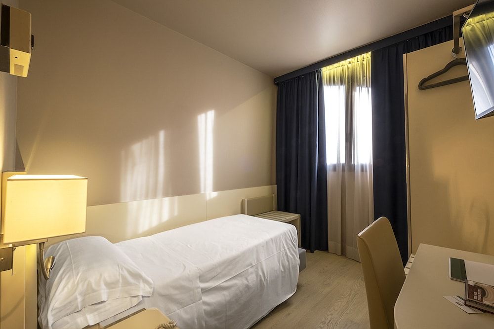 Hotel Touring Single Room 2