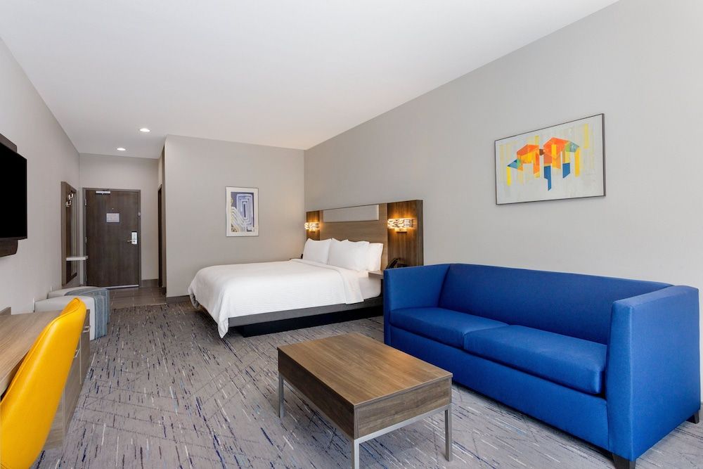Suite, 1 King Bed, Roll-in Shower (Mobility Accessible)